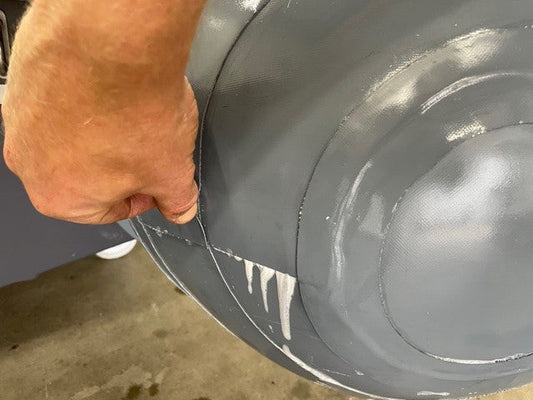 Lek in rubberboot opsporen bij naad van tube