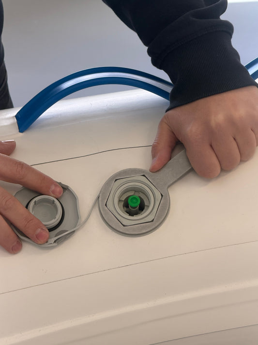 Zodiac ventiel vervangen in rubberboot met ventielsleutel en open ventielbehuizing