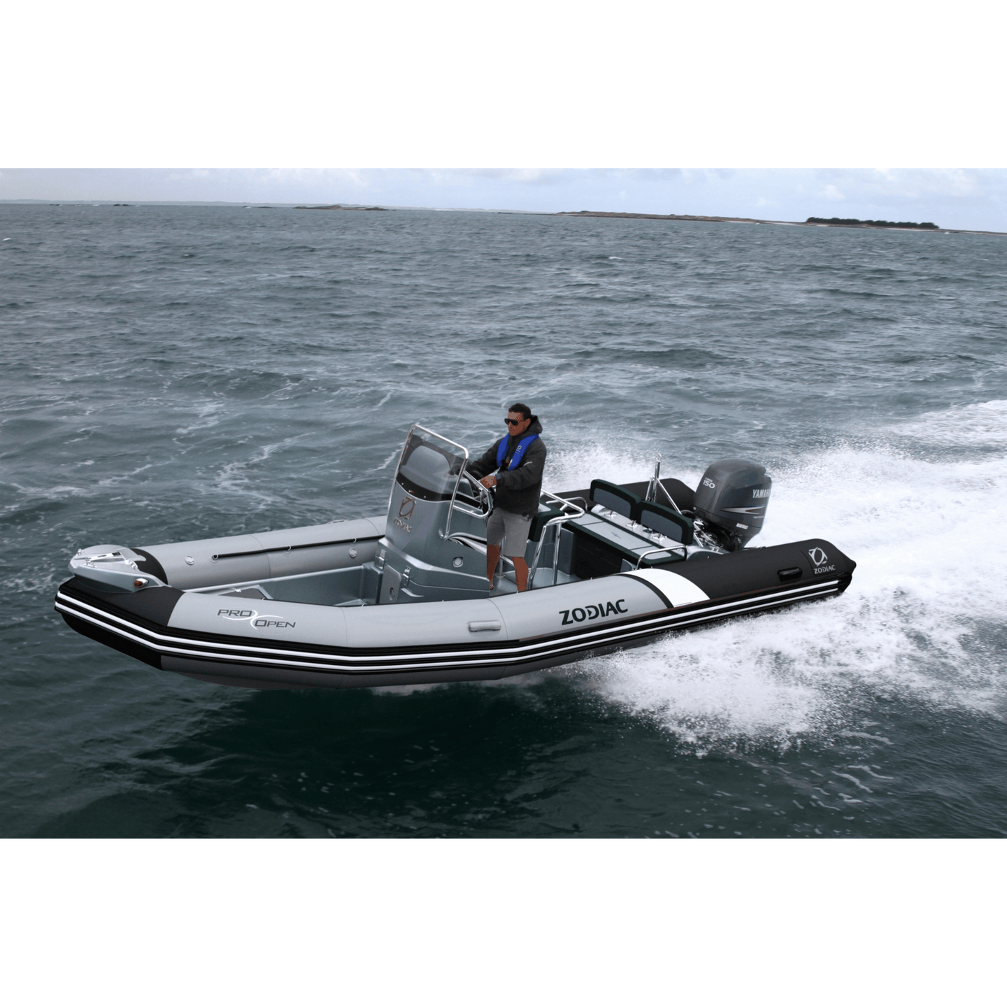 Zodiac Pro Open RIB in actie op zee, met bestuurder achter het stuur en krachtige buitenboordmotor.
