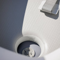 Close-up van de grijs-witte H2P airdeck luchtbodem met ventiel in een Zodiac Cadet AERO rubberboot