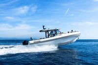 Zodiac X10CC RIB motorboot varend op open zee, luxe center console van Zodiac Nederland